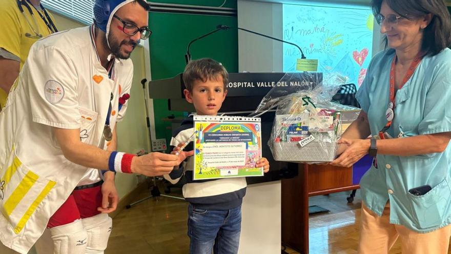 El doctor Petanca «opera» en Langreo