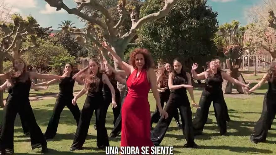 Así suena «Esa Sidra», la divertida versión asturiana de la canción de Melody en Eurovisión (y grabada en Villaviciosa)