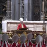 En directo | Se instala la chimenea en la Capilla Sixtina para el cónclave