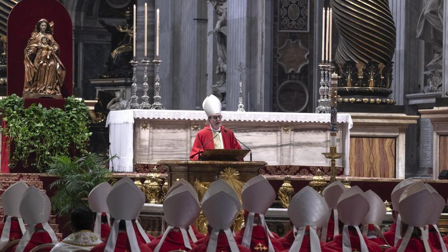 En directo | Se instala la chimenea en la Capilla Sixtina para el cónclave