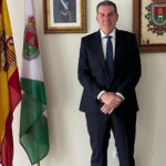El alcalde asturiano que ejerce fuera de Asturias y con mayoría absoluta del PP