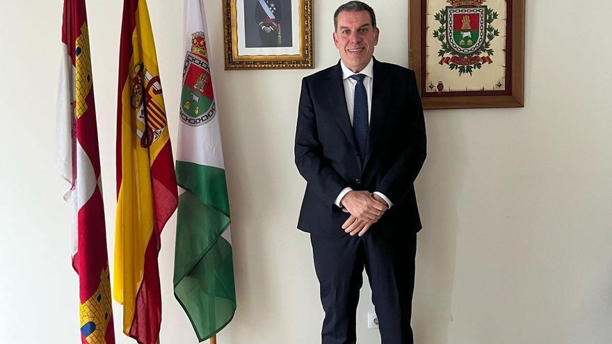 El alcalde asturiano que ejerce fuera de Asturias y con mayoría absoluta del PP