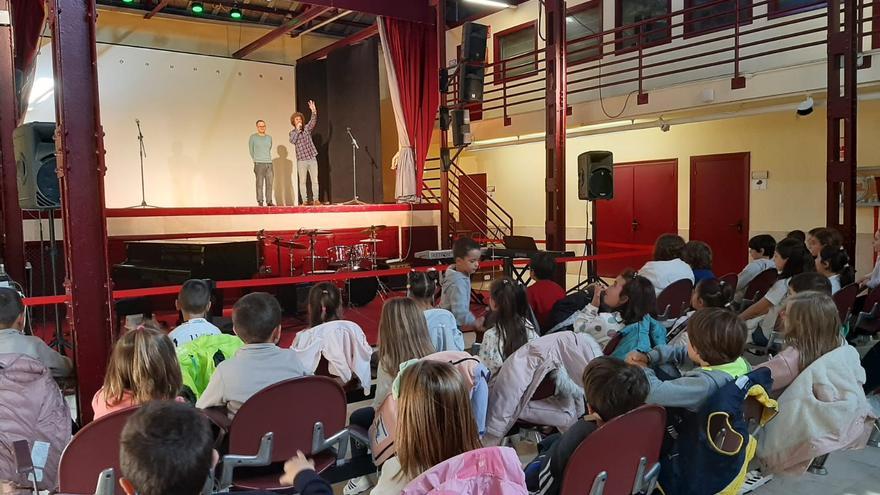 El Día de les lletres asturianes , con música y teatro en Llanera