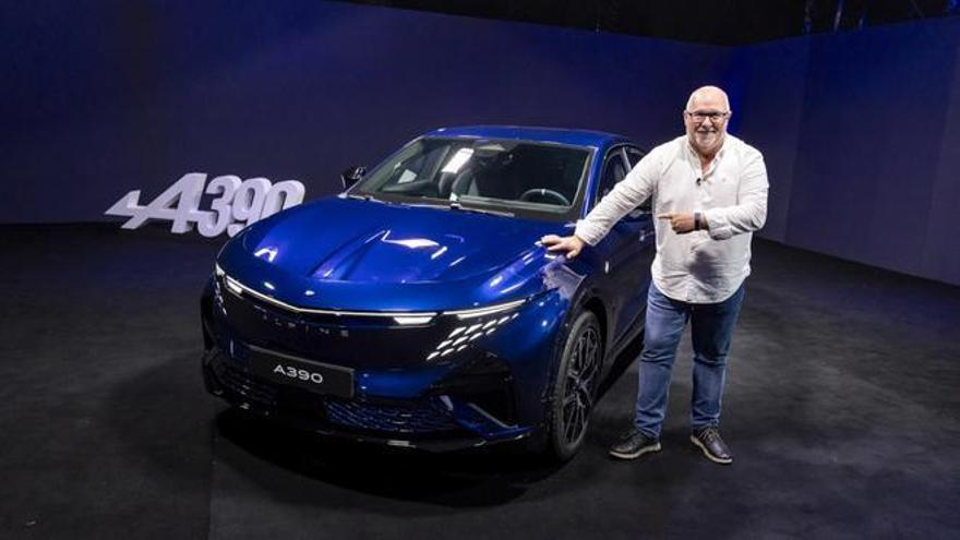 Un coche de carreras con traje