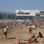 Gijón sofoca en la playa la ola de calor que achicharra a Asturias (en imágenes)