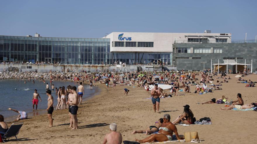 Gijón sofoca en la playa la ola de calor que achicharra a Asturias