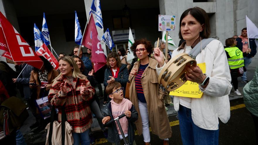 VÍDEO: Así fue la concentración de las trabajadoras de les Escuelines en Oviedo