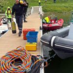 Así está siendo el operativo para sacar el helicóptero de Bomberos de las aguas del embalse de Tanes