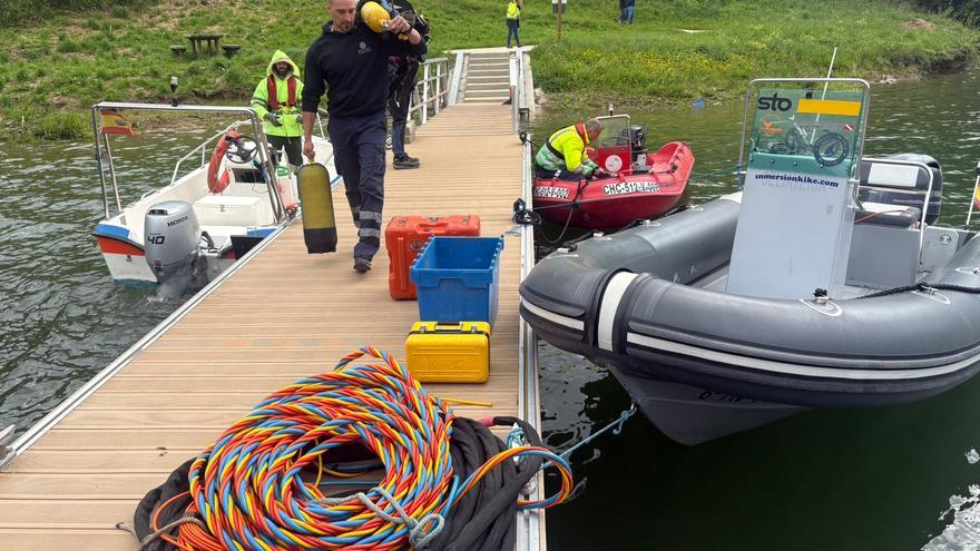 Así está siendo el operativo para sacar el helicóptero de Bomberos de las aguas del embalse de Tanes