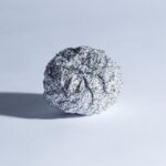 Meter bolas de papel aluminio en el congelador: el secreto simple pero efectivo que cada vez hace más gente