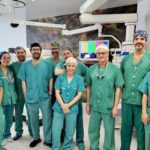 Cabueñes estrena una técnica pionera: un bypass aortofemoral con cirugía robótica