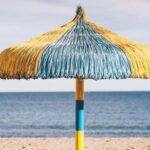 La sombrilla amarilla de Decathlon que vas a ver en todas las playas este verano (y cuesta menos de 30 euros)
