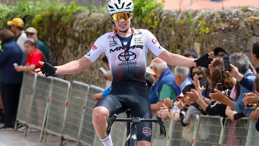 Martín Fernández vence en la última etapa de la II Vuelta Ciclista a los Valles Cántabros y se proclama mejor junior de primer año