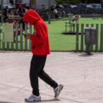 Deberes y pantallas apartan a niños y adolescentes de los parques y jardines: solo un 11% los pisa a diario