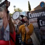 Vox y grupos de ultraderecha protestan contra Sánchez en las inmediaciones de la Moncloa