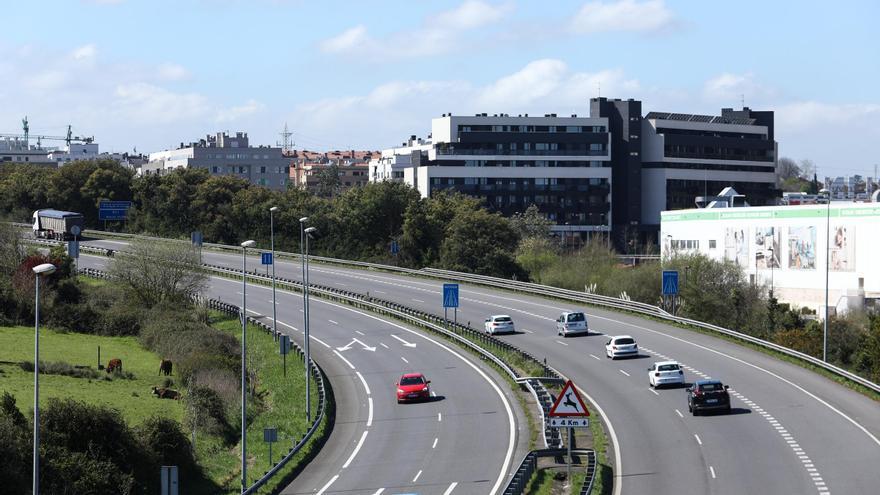 Aparatoso accidente en la Autovía Minera a su paso por Gijón con tres vehículos implicados