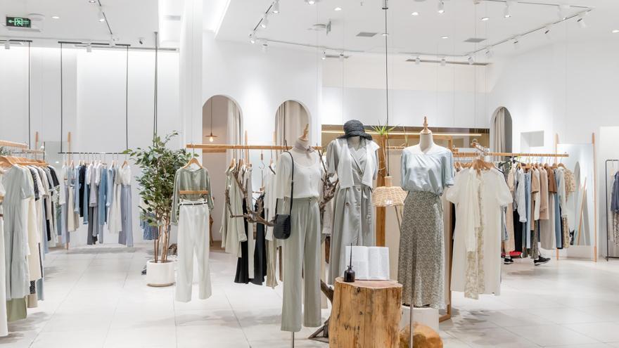 Ni minifalda, ni vestido: este el conjunto de Zara que favorece a las bajitas