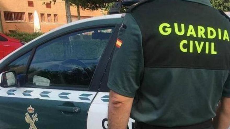 Detenido un hombre que golpeó varios vehículos con un martillo y un cuchillo en un taller de Cangas de Onís