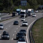 Miles de viajeros regresan hoy a sus hogares tras el puente de mayo