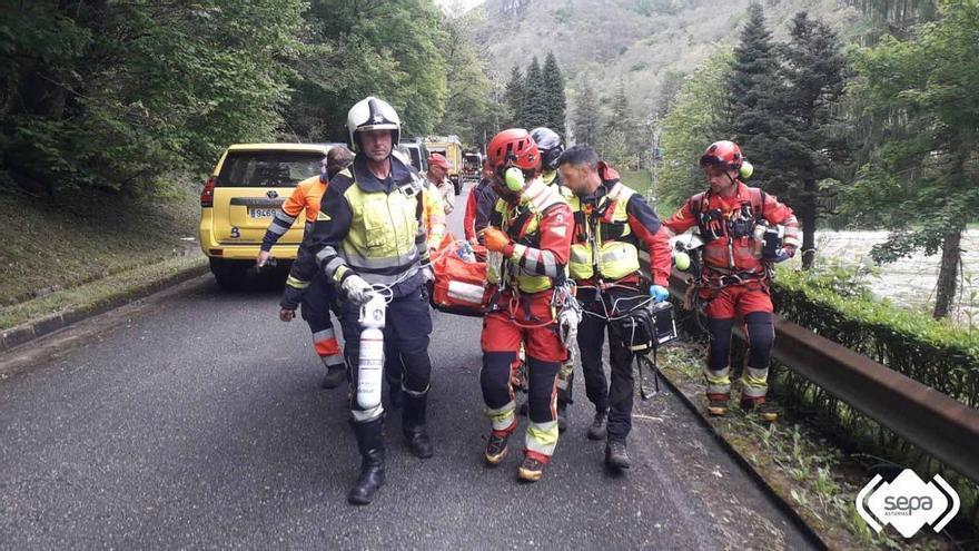 Brutal accidente en el Corredor del Nalón: una mujer muerta y su hija y su nieto heridos al caer 20 metros por un terraplén en medio de la tormenta