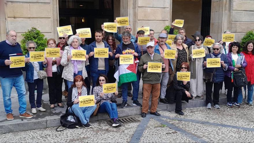 Presentación de «Insumisas contra el Rearme en Asturias» en la plaza Mayor de Gijón
