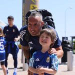 En imágenes: así fue la despedida de la afición azul al Real Oviedo en el Aeropuerto de Asturias