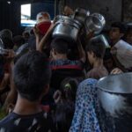 Un centenar de camiones con ayuda humanitaria entran en Gaza pero los suministros no llegan a los palestinos