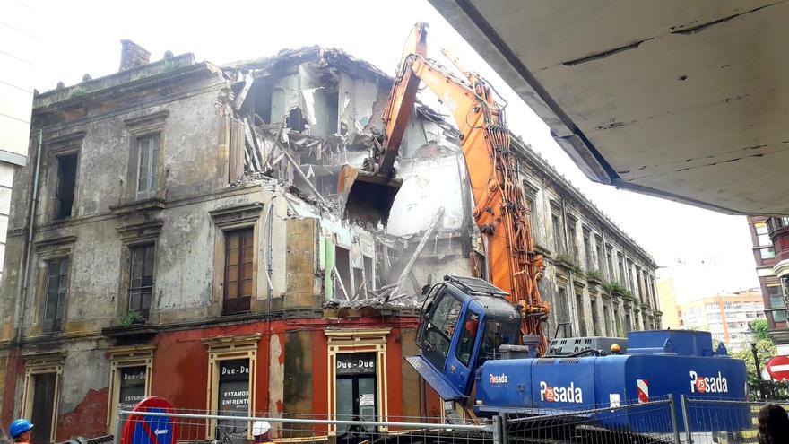 Así fue el derribo del histórico edificio de El Jazmín en Gijón (en imágenes)