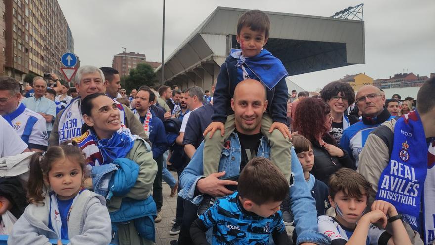La afición del Avilés prepara un encuentro apoteósico para su equipo: así está el ambiente en los alrededores del Suárez Puerta
