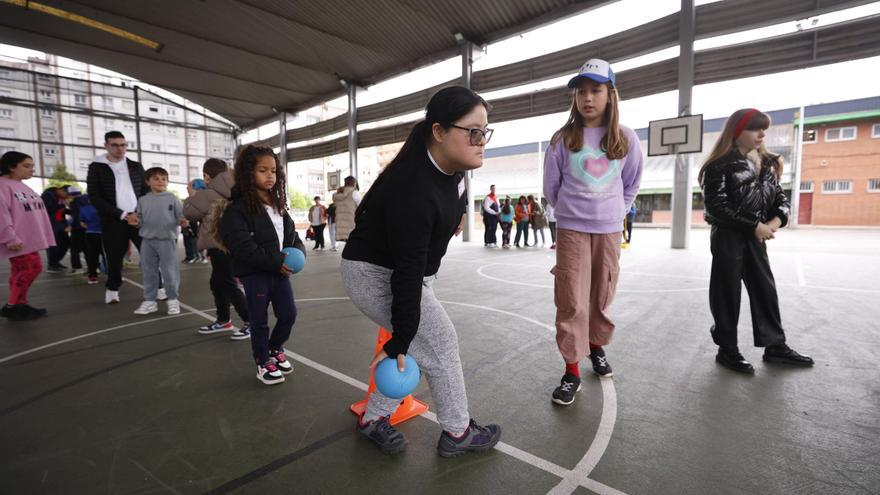 Así es la actividad del colegio Pumarín de Gijón por la inclusión con alumnos del centro de educación especial de Castiello (en imágenes)