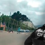 Pelea a navajazos en Navia: una discusión en plena calle termina con un hombre apuñalado y otro detenido