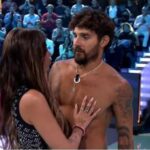Tensión en el plató de Supervivientes: la hermana y el padre de un concursante huyen tras descubrirse la infidelidad