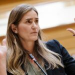 El PP entrega una bolsa de arena tóxica a Aagesen en el Senado y el PSOE denuncia «acoso»