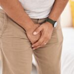 ¿Qué es la estenosis uretral que tanto afecta a los hombres mayores de 65, y qué riesgos tiene?