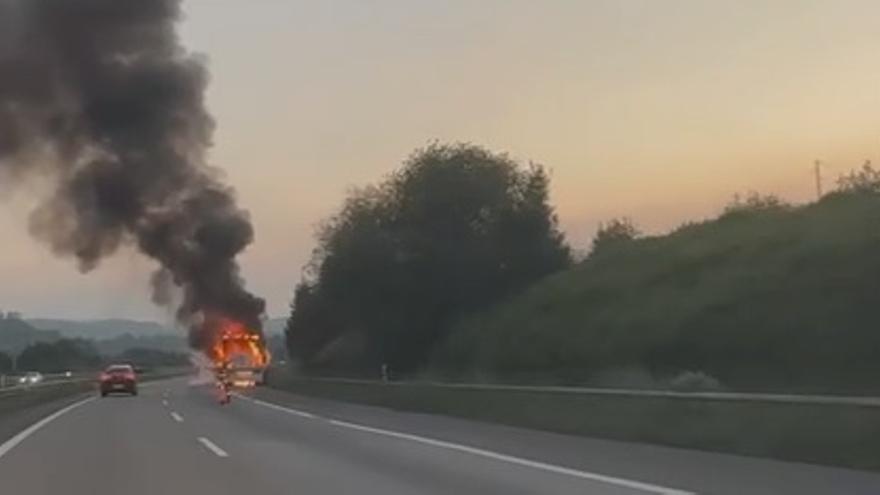 Alarma en plena autopista «Y»: un camión en llamas sorprende a los conductores
