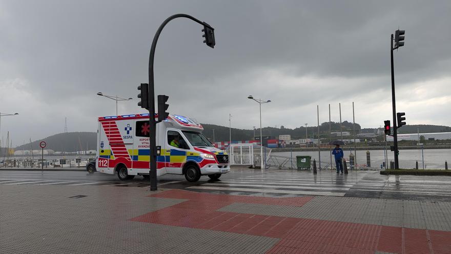 Amplio dispositivo de emergencias para rescatar a un hombre que se había precipitado a la ría de Avilés
