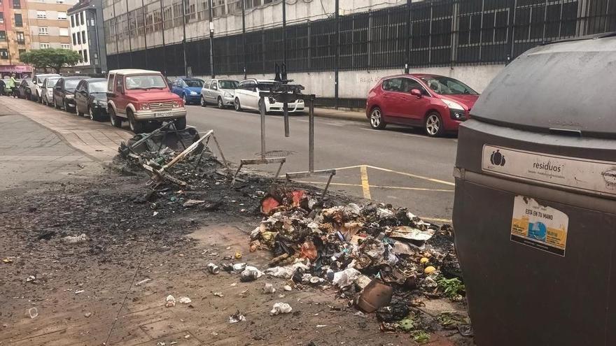 Noche de miedo en Langreo: los vándalos calcinan cinco contenedores cerca de viviendas