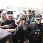 En taxi, escoltada y tapada con una bufanda: así ha llegado Claudia Montes para declarar por el «Caso Koldo» en Gijón