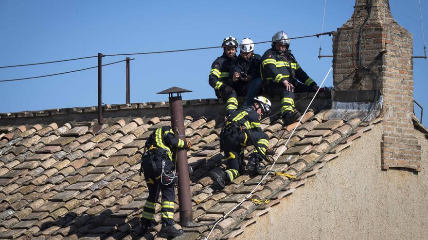 Instaladas las chimeneas en el interior y exterior de la Capilla Sixtina