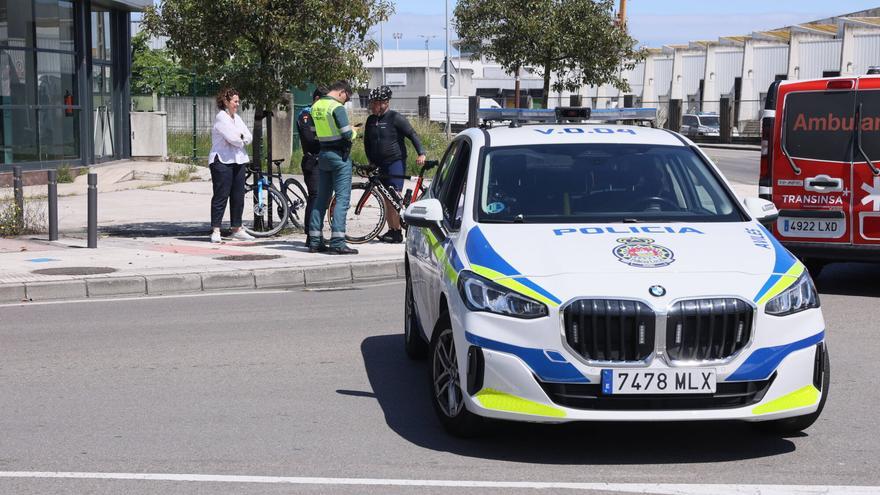 Susto en Avilés: un ciclista trasladado al hospital tras chocar con un coche en la zona de la ría