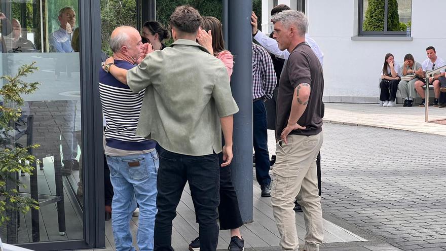 Dolor entre amigos y familiares de Joel, el joven motorista muerto en Cabranes: «Se asustó, frenó y perdió el control de la moto»