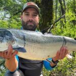 Pablo del Canto pesca en el Narcea el salmón más grande de la temporada