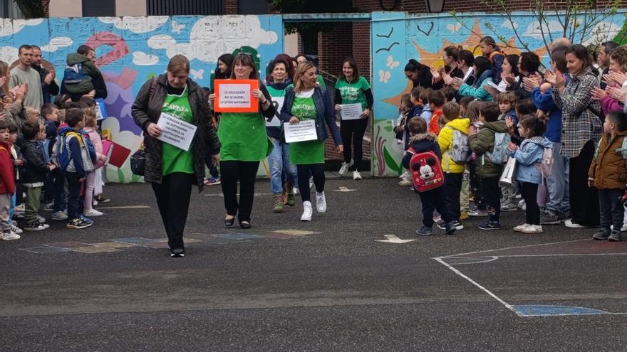 «No nos negamos a trabajar, queremos hacerlo con recursos», dicen los docentes del Peña Careses en su protesta de este viernes