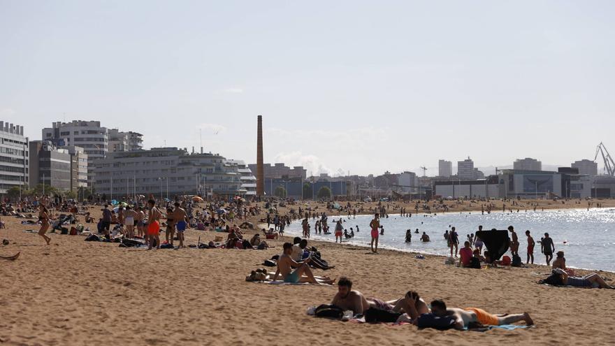 VÍDEO: Jornada calurosa en Gijón con termómetros que rondan los treinta grados