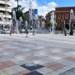 Fin a la «sequía» en La Felguera: la fuente con chorros a ras de suelo de la plaza Merediz vuelve a funcionar tras un año parada