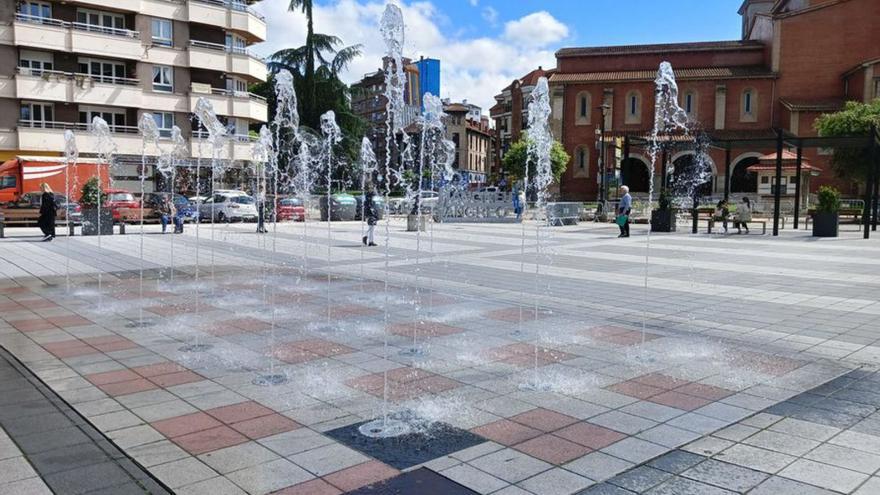 Fin a la «sequía» en La Felguera: la fuente con chorros a ras de suelo de la plaza Merediz vuelve a funcionar tras un año parada