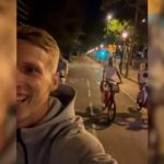 Dani Olmo, Eric García, Pedri e Iñigo Martínez en bici a visitar a Ferran Torres al hospital tras conquistar la Liga