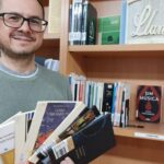 El bibliotecariu de Llanera Héctor Pérez, un poeta inspiráu ente llibros: «Yá preparo’l mio próximu retu»