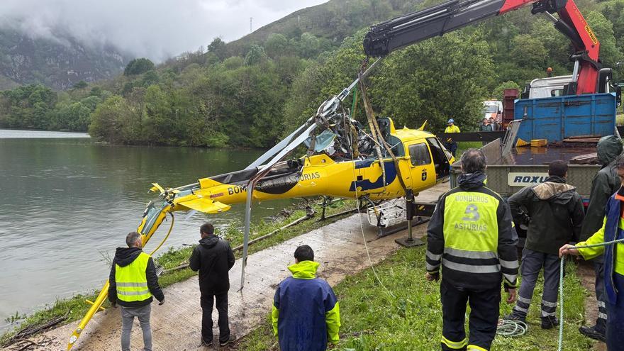 VÍDEO: Rescatan el helicóptero hundido en el embalse de Tanes