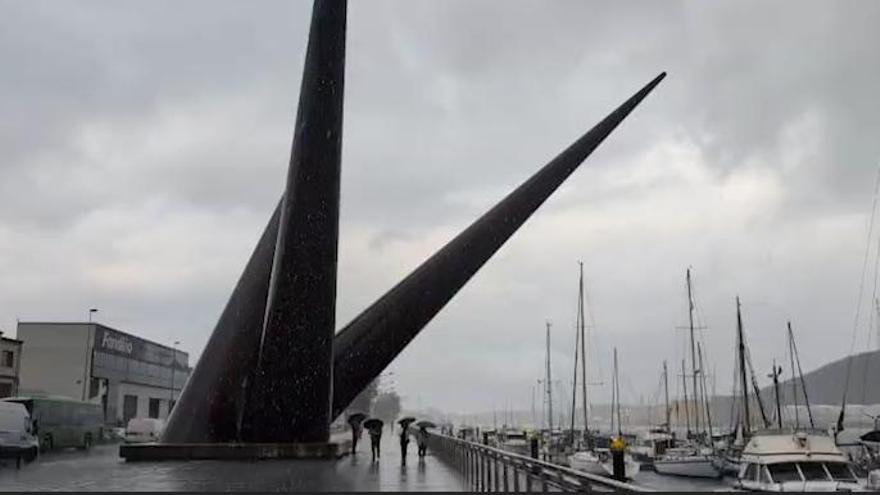 Espectacular aguacero sobre Avilés: un fuerte chaparrón sorprende a los viandantes, para los que el paraguas fue «arma» insuficiente